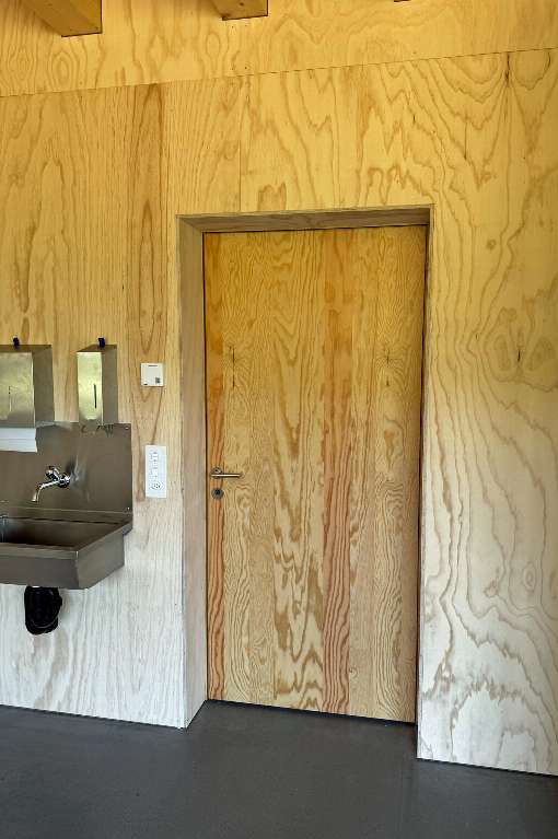 Bilder 2 bis 4: Das Furnier besticht mit seiner abwechslungsreichen Optik. Foto: Roser 